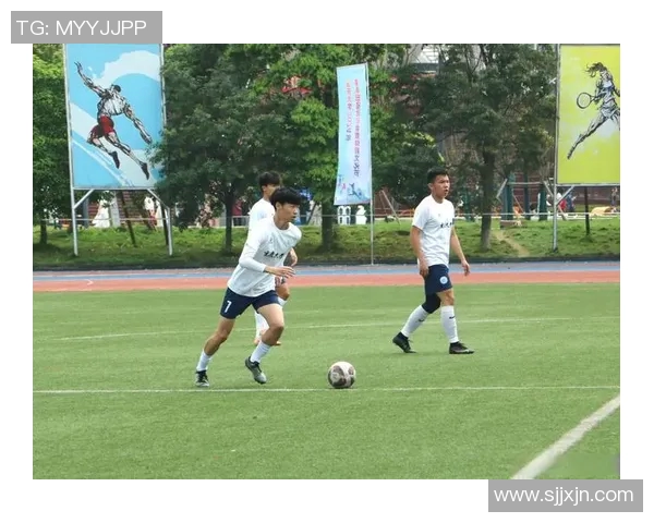 现役足球巨星驰骋绿茵场展现无与伦比的速度与力量 现役足球巨星驰骋绿茵场展现无与伦比的速度与力量